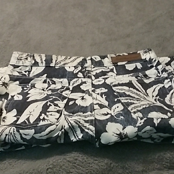 Capri jeans with white flowers, never worn - Picture 4 of 4